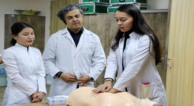Başhekim olarak atanan Doç. Dr. Kuyrukluyıldız, göreve başladı