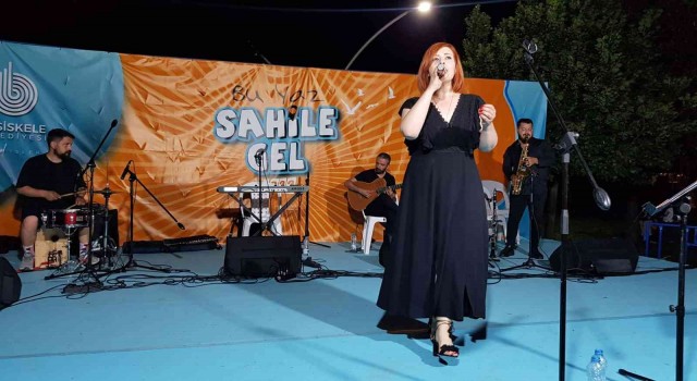 Başiskele sahilinde müzik şöleni devam ediyor