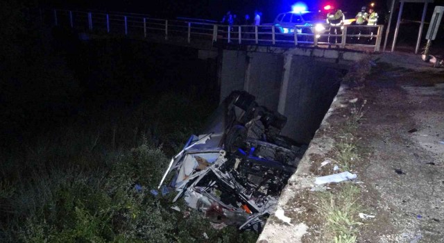 Başka bir kamyona çarpan kamyon 10 metre yükseklikten dereye uçtu