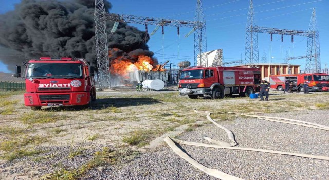 Başkaledeki ana trafo hattında çıkan yangın devam ediyor