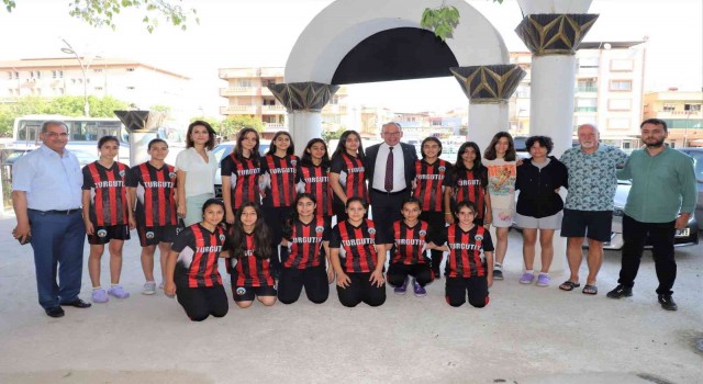 Başkan Akın hentbol takımını Antalyaya uğurladı