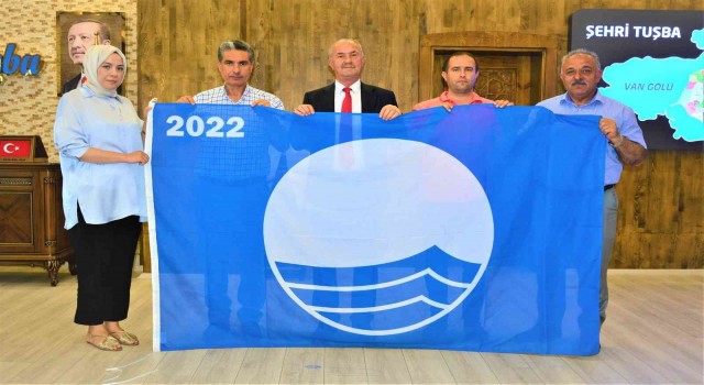 Başkan Akman 5. kez hak edilen ‘mavi bayrağı teslim aldı