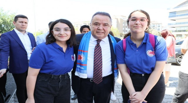 Başkan Böcek öğrencilerin karne heyecanına ortak oldu