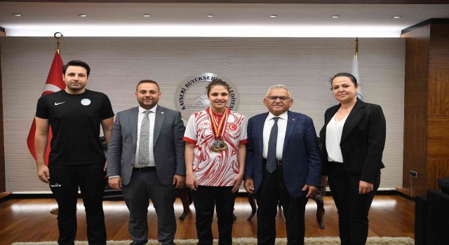 Başkan Büyükkılıç, özel sporcu şampiyon Cemreye destek