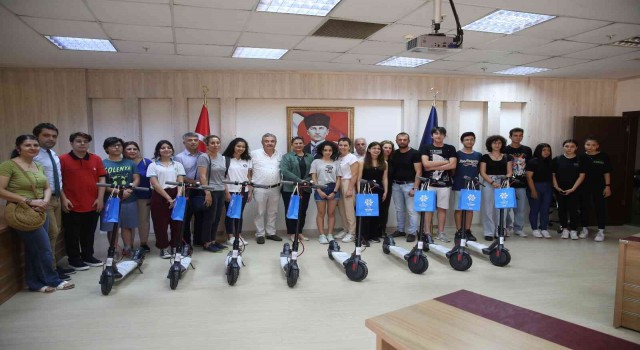 Başkan Çerçioğlu gençlere ödüllerini verdi