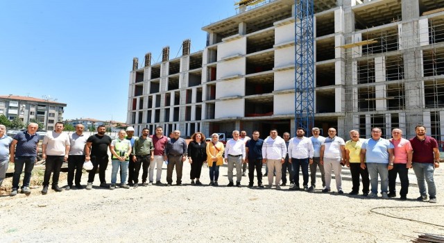 Başkan Çınar, yeni belediye hizmet binası inşaatında çalışan işçilerle bir araya geldi