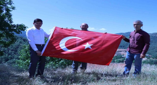 Başkan Özcan bayrak sevdalısı Sertkayayı ziyaret etti