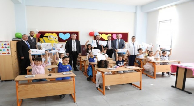 Başkan Palancıoğlu, minik öğrencilere karne dağıttı