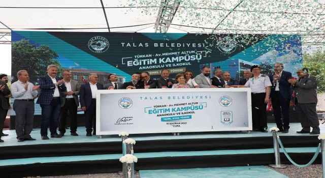 Başkan Yalçından törene damga vuran sürpriz