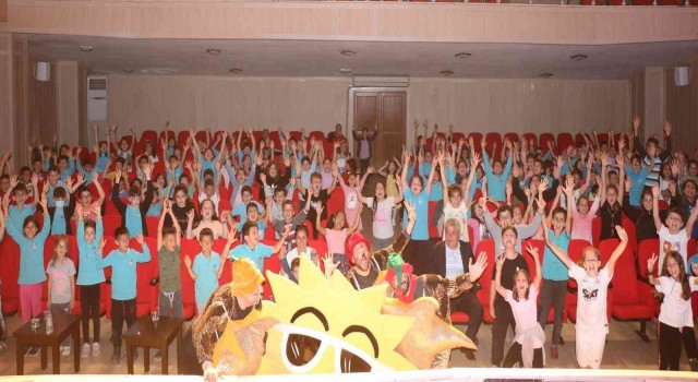 Başkan Yazıcıdan, Karadenizdeki 10 şehrin çocuklarına karne hediyesi
