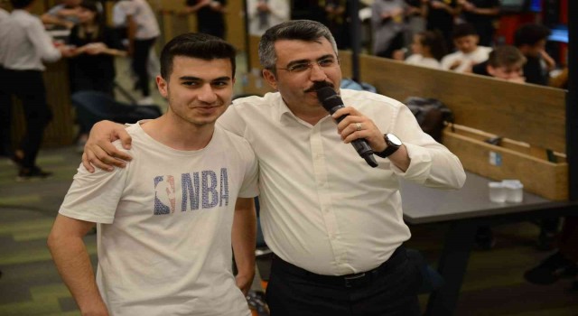 Başkan Yılmazdan gençlere gitarlı sınav morali