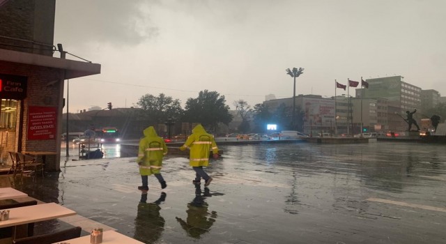 Başkentin simge yerlerinden Ulus Meydanında sağanak yağış