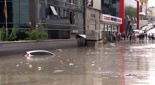 Başkentte sağanak yağmur sonrası sokaklar dereye döndü