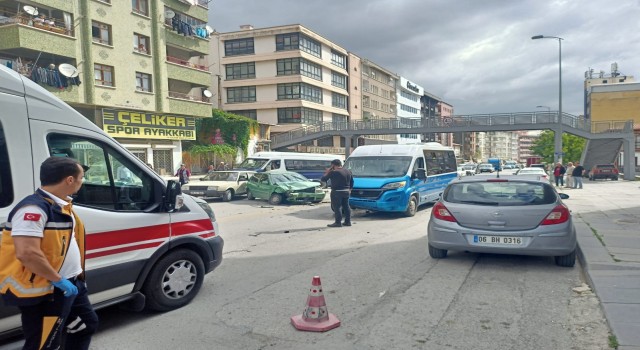 Başkentte dolmuş ile otomobilin kafa kafaya çarpıştı