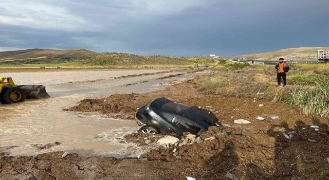 Başkentte selin sürüklediği iki araç toprak altında kaldı