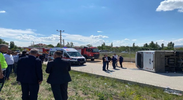 Başkentte servis minibüsü devrildi;15 yaralı