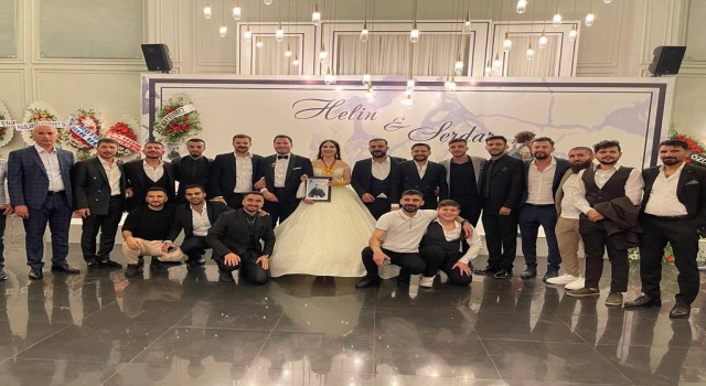 Batmanda dünya evine giren arkadaşlarına ‘Acı kaybımız yazılı çelenk
