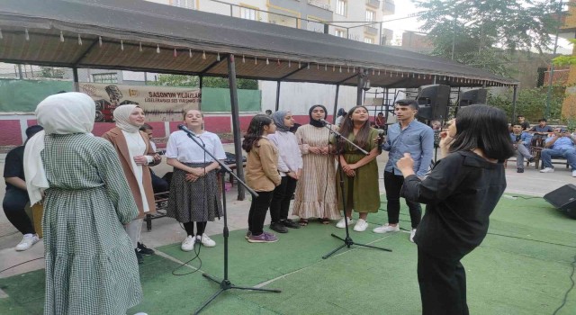 Batmanda lise öğrencilerinden köy okullarına kitap toplamak için çok dilli koro
