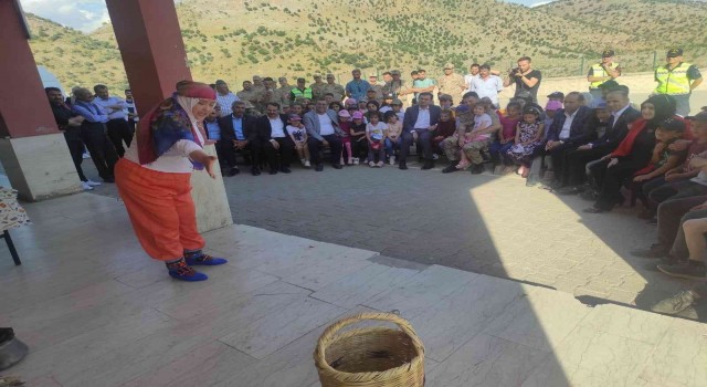Batmanda öğretmenler köy köy dolaşarak kırsalda eğitim gören çocuklara tiyatro gösterisi sunuyor