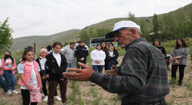 Bayburtta öğrencilerle birlikte tarlada çapalama yapılarak ata tohumunun önemi anlatıldı