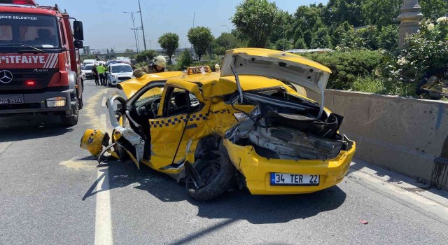 Bayrampaşada 5 aracın karıştığı zincirleme kaza: 3 yaralı