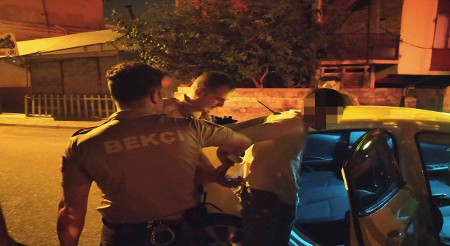 Bekçiler takside yolcu konumunda bulunan kişiden poşet dolusu uyuşturucu hap yakaladı