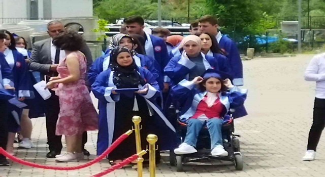 Beş yıl önce ipe bağlı duvara asılı yaşarken liseden mezun oldu
