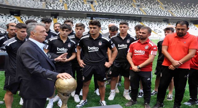 Beşiktaş Başkanı Ahmet Nur Çebi, şampiyon U-17 Akademi Takımı ile bir araya geldi
