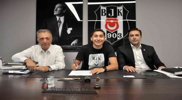 Beşiktaş, genç futbolcu Emirhan İlkhanın sözleşmesini uzattı