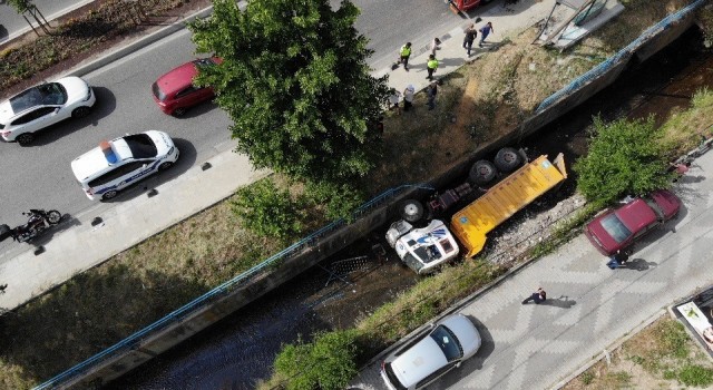 Beykozda İSKİye ait freni tutmayan hafriyat kamyonu kanala uçtu