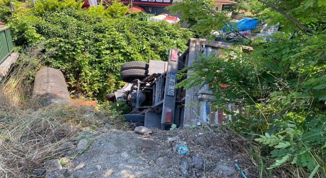 Beykozda freni tutmayan kamyon dereye uçtu, sürücü burnu kanamadan kurtuldu