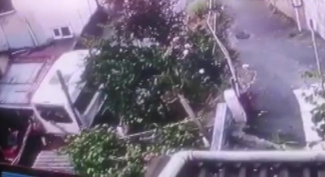 Beykozda minibüs yokuş aşağı kaydı, çocuklar saniyelerle kurtuldu