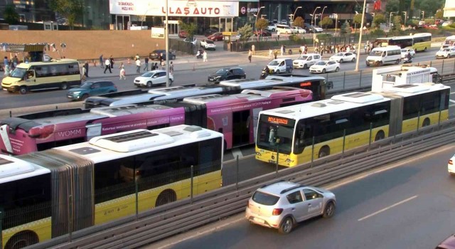 Beylikdüzünde metrobüs arızasında uzun kuyruklar oluştu, yolcular duraklara yığıldı