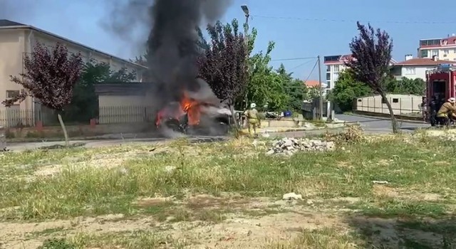 Beylikdüzünde seyir halindeki cip alev topuna döndü