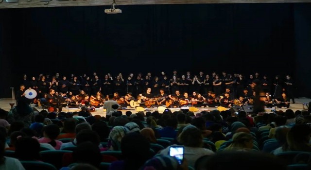 Beyşehirde 115 kişilik öğrenci korosu ve orkestrasından yaza merhaba konseri