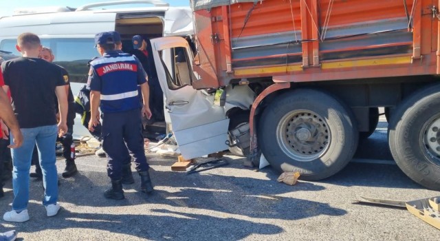 Bilecikin Bozüyük ilçesinde öğrencileri taşıyan minibüs, Eskişehir - Bursa karayolunda seyir halindeyken kamyona arkadan çarptı. Çok sayıda yaralı var.