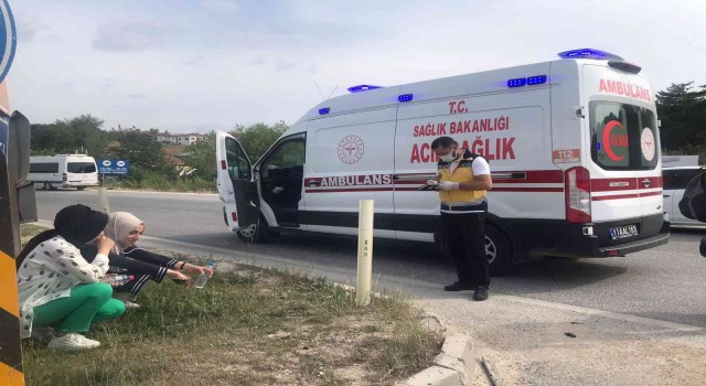 Bilecikte fabrika servisiyle tır çarpıştı, 2 kişi yaralandı