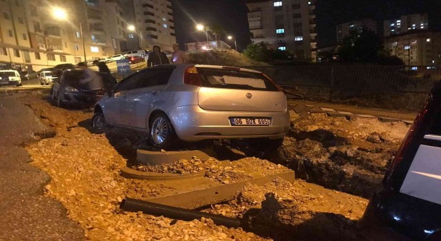 Bilecikte sağanak sonrası yol çöktü, 5 araç hasar gördü