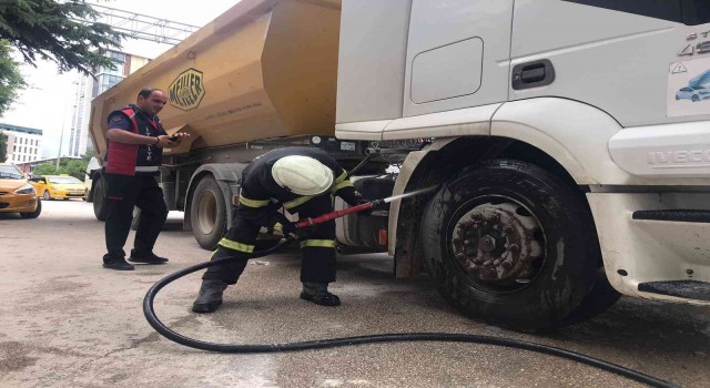 Bilecikte seyir halindeki kamyon alev aldı