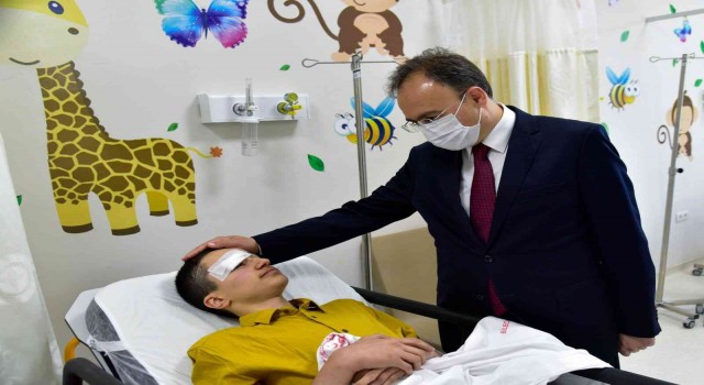 Bilecikte yaşanan feci kaza sonrası Vali Kızılkaya, 12 yaralıyı ziyaret etti