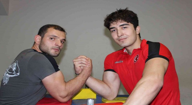 Bilek güreşinde başarı 10 tonu kaldırmaktan geçiyor