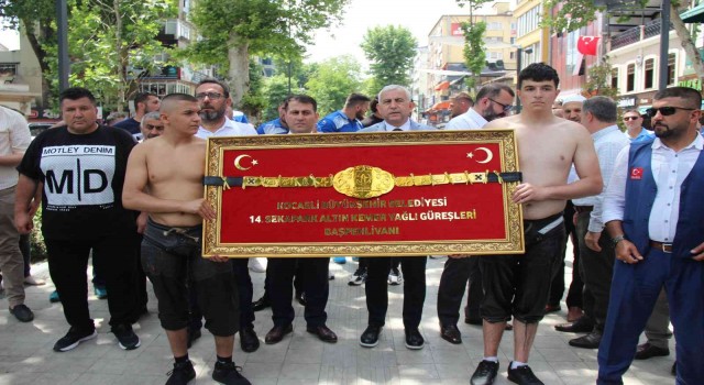 Bine yakın güreşçi 120 bin TLlik altın kemer için ter dökecek