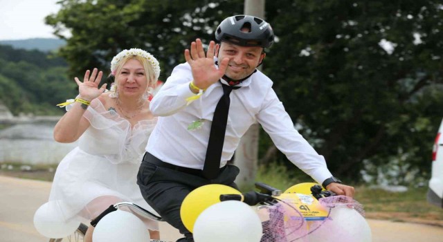 Bisiklet festivalinde gelinlik ve damatlıkla ön safta pedal çevirdiler
