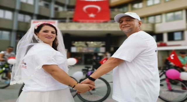 Bisiklet tutkunu çift bu sefer mutluluğa pedal çevirdi