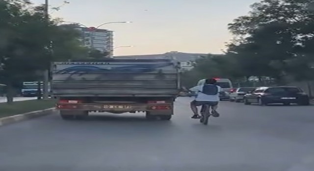 Bisikletli çocuğun trafikteki tehlikeli yolculuğu kameralara yansıdı