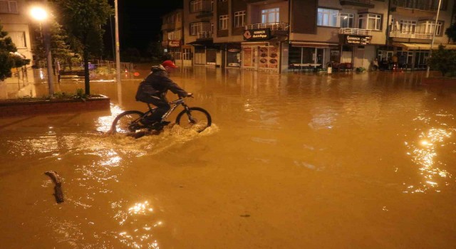 Bolunun Mengen ilçesi sular altında kaldı