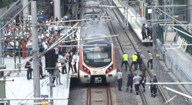 Bostancıda tren raylarına atlayan genç hayatını kaybetti