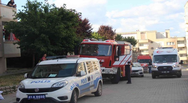 Bozulan asansörden çıkmaya çalışırken boşluğa düşüp yaralandı