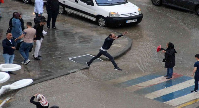 Bu da kaldırımdan atlayış, yağmur suyundan kaçan vatandaşların renkli görüntüleri gülümsetti