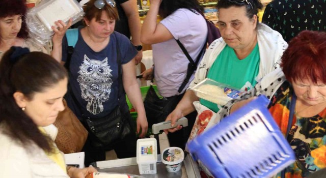 Bulgar turistler Edirnede alışveriş için sıraya girdi: Bagajlar doldu taştı